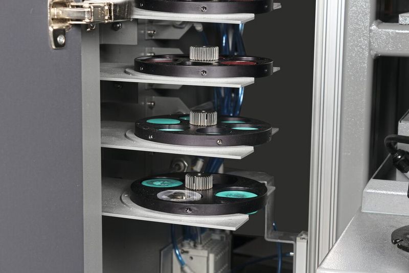 Automatisiertes Schleifen und Polieren von Metallproben