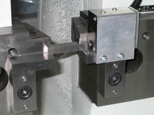 mit einem Pendelschlagwerk - Biegeprobe auf Widerlager aufgelegt